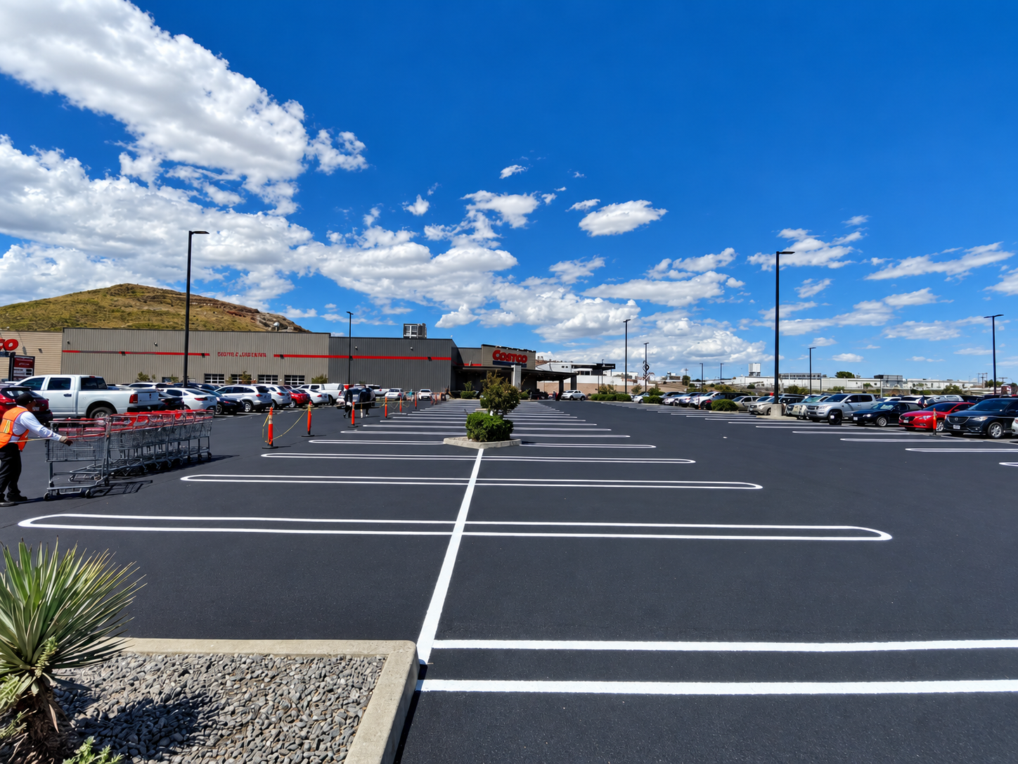 Estacionamiento rehabilitado frente a costco